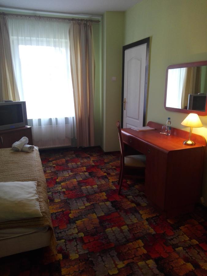Bristol Economy Bed & Breakfast บือตอม ภายนอก รูปภาพ