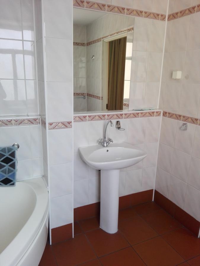 Bristol Economy Bed & Breakfast บือตอม ภายนอก รูปภาพ